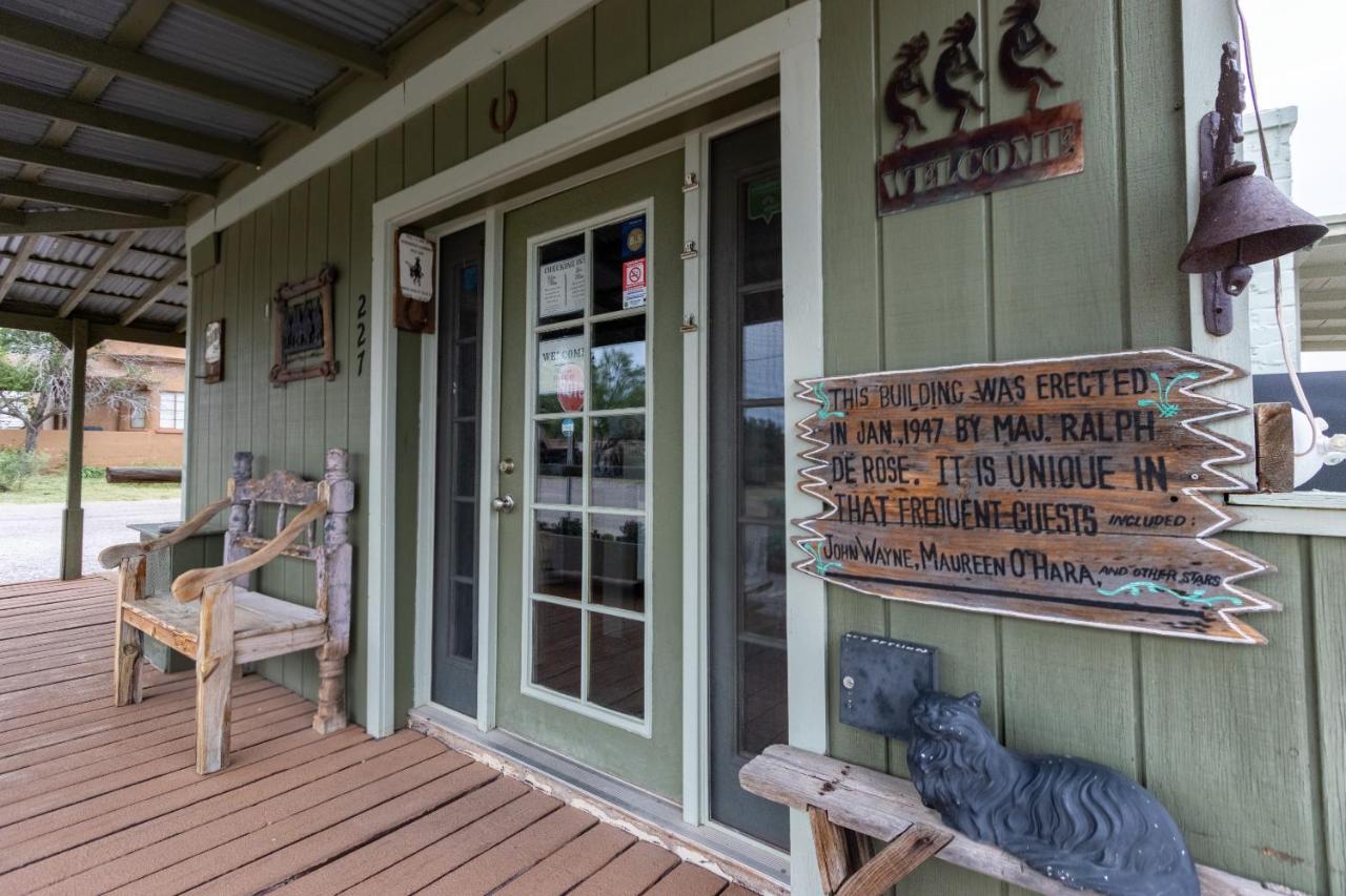 Sagebrush Inn ทูมสโตน ภายนอก รูปภาพ The front door of the museum