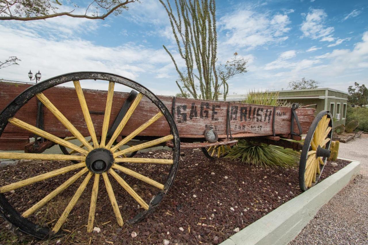 Sagebrush Inn ทูมสโตน ภายนอก รูปภาพ Wagon at the entrance of the museum