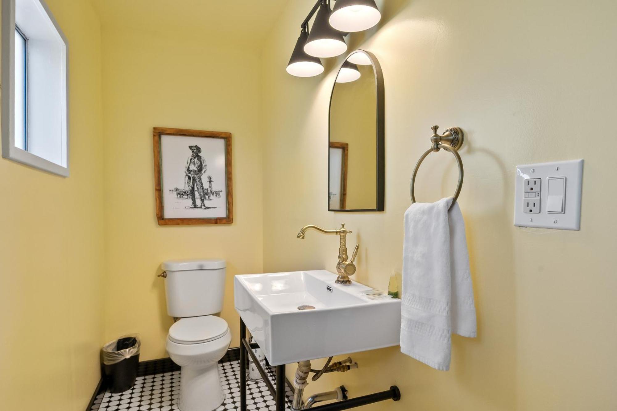 Sagebrush Inn ทูมสโตน ห้อง รูปภาพ A modern bathroom