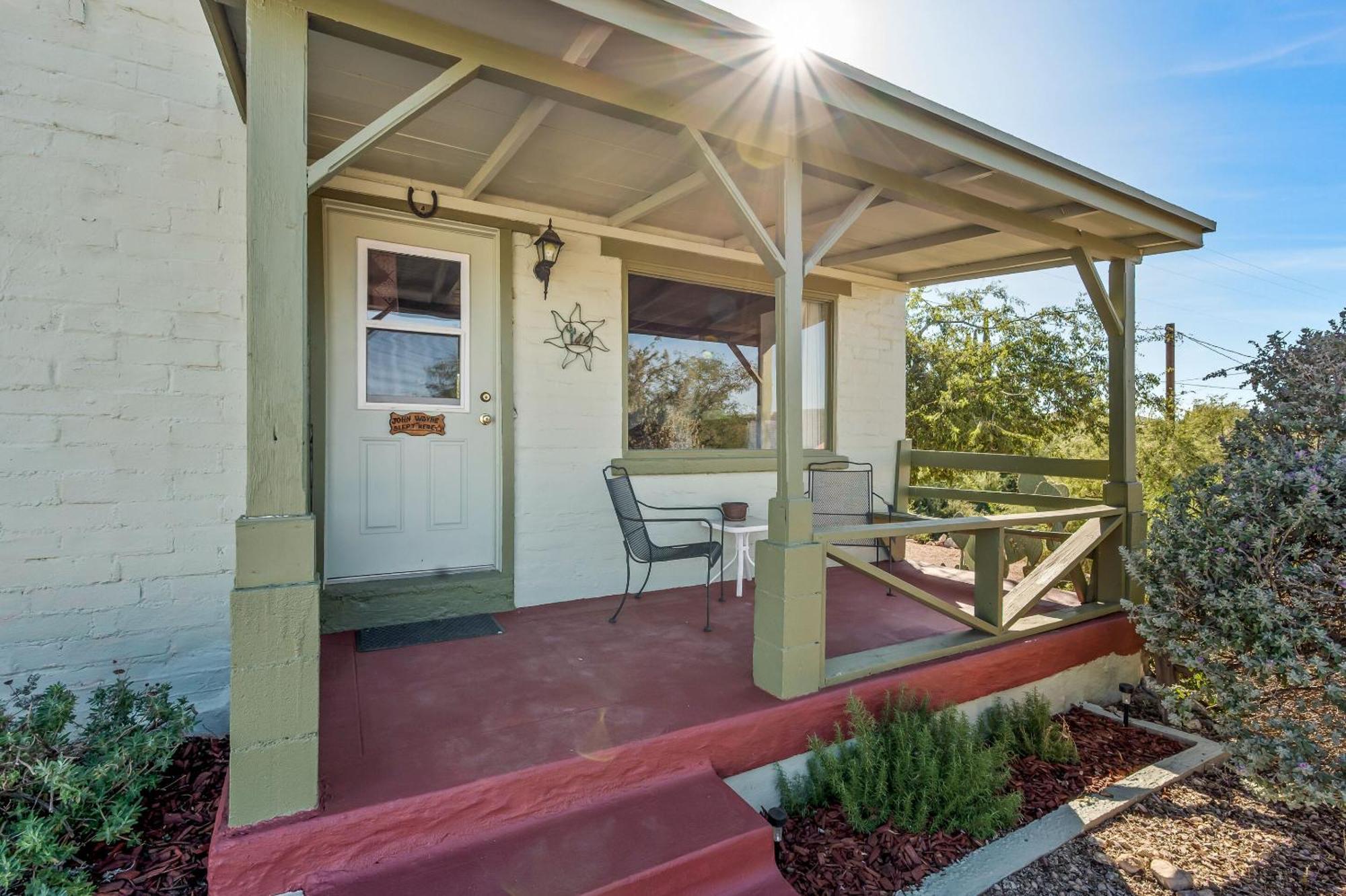 Sagebrush Inn ทูมสโตน ห้อง รูปภาพ The front porch of the house