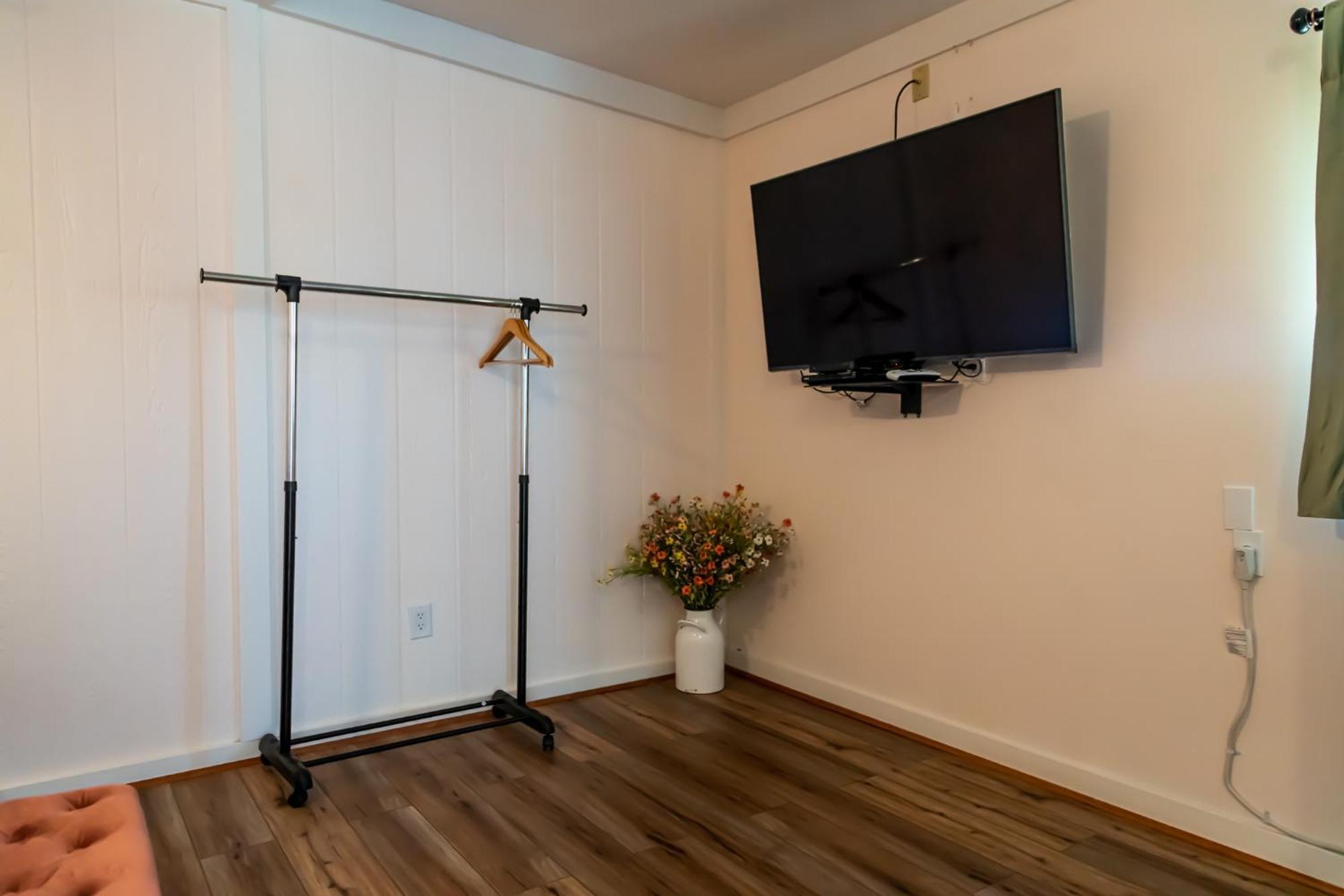 Sagebrush Inn ทูมสโตน ห้อง รูปภาพ A garment rack