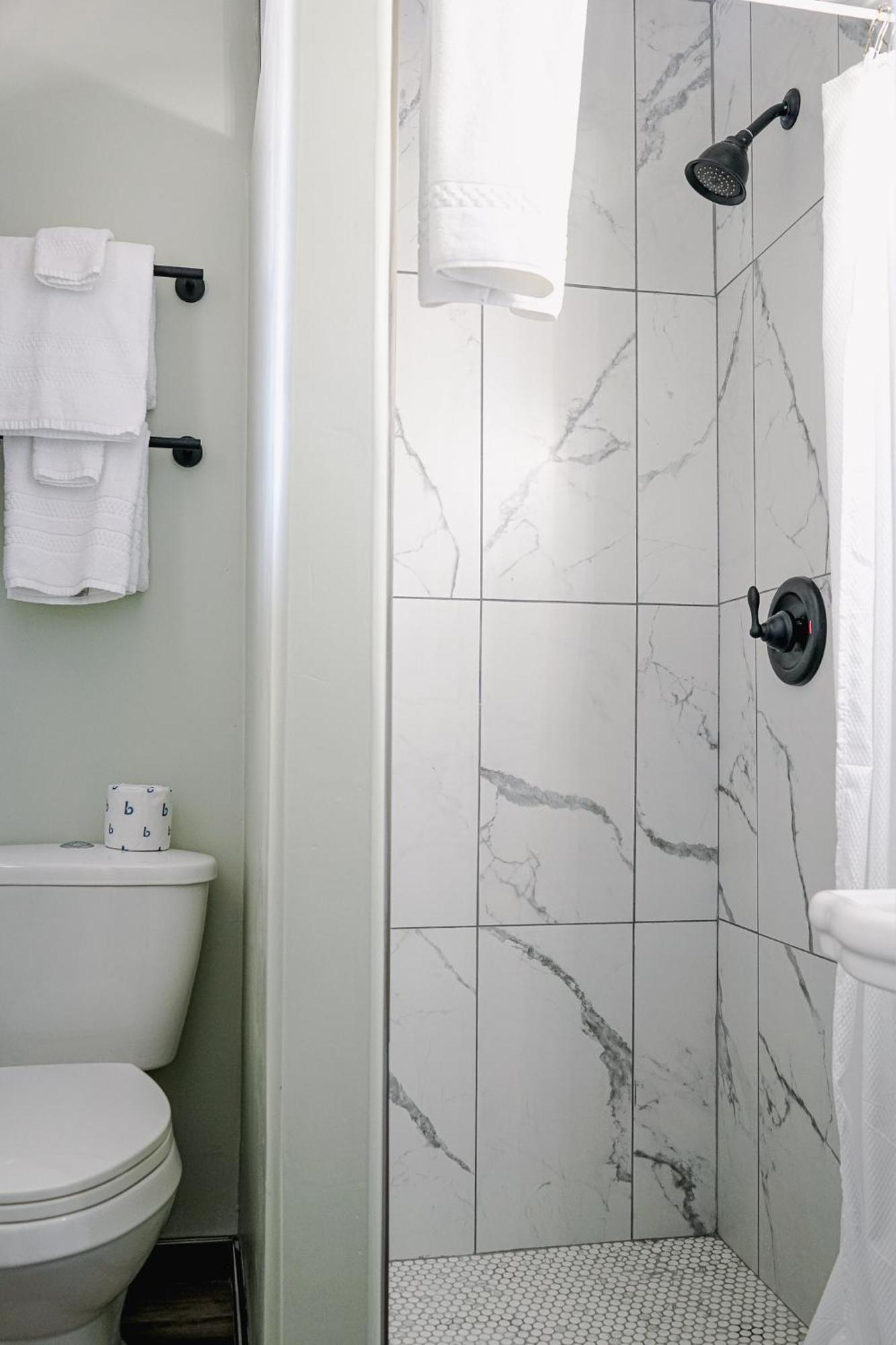 Sagebrush Inn ทูมสโตน ห้อง รูปภาพ A shower with a shower door