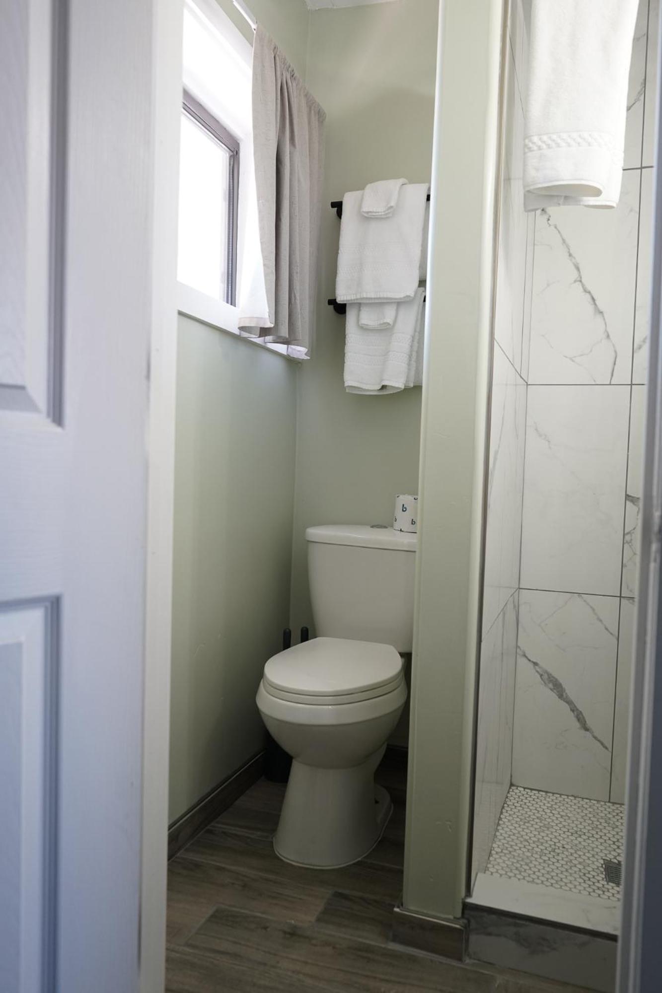 Sagebrush Inn ทูมสโตน ห้อง รูปภาพ A toilet in a home