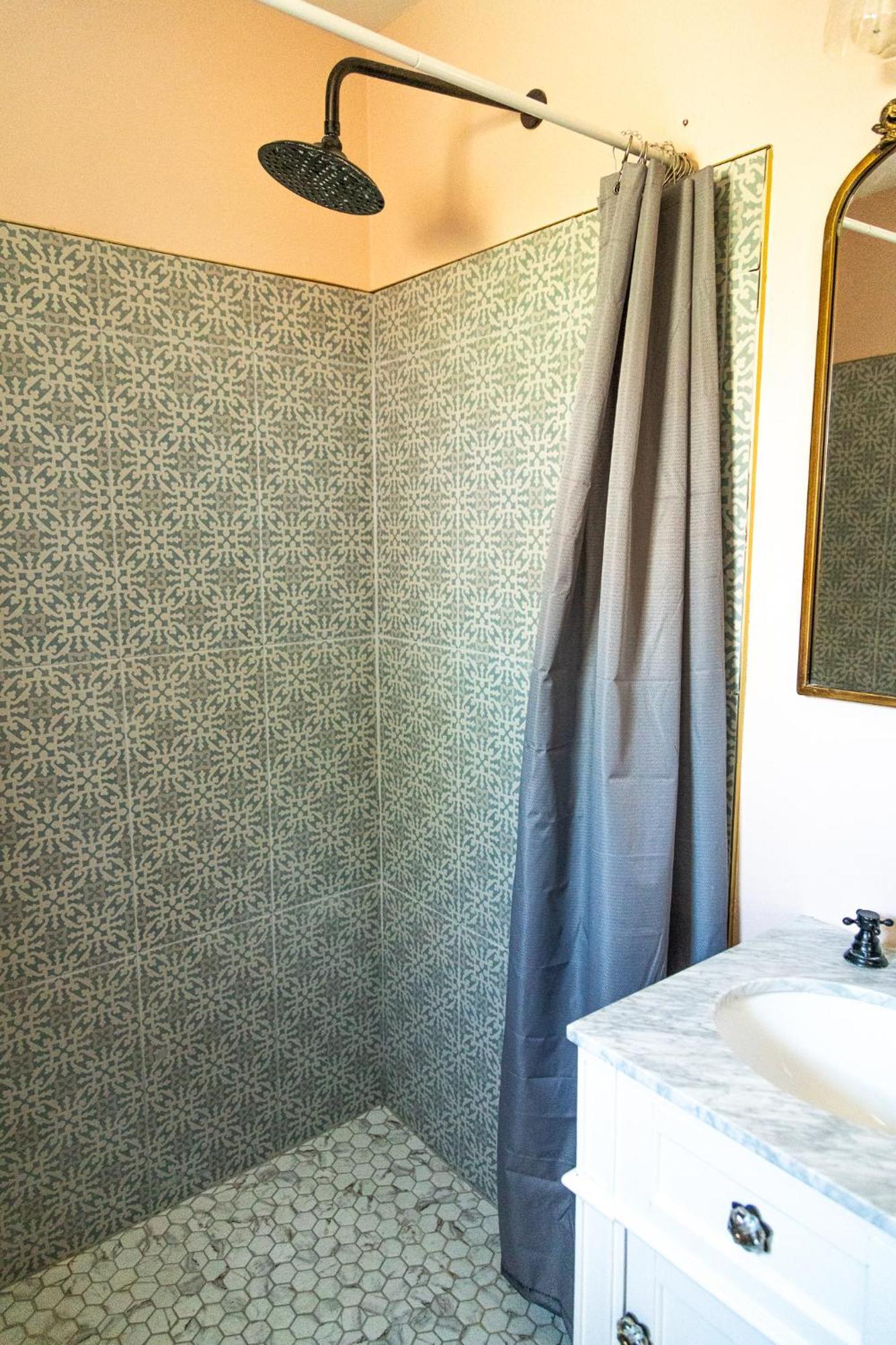 Sagebrush Inn ทูมสโตน ห้อง รูปภาพ A shower curtain
