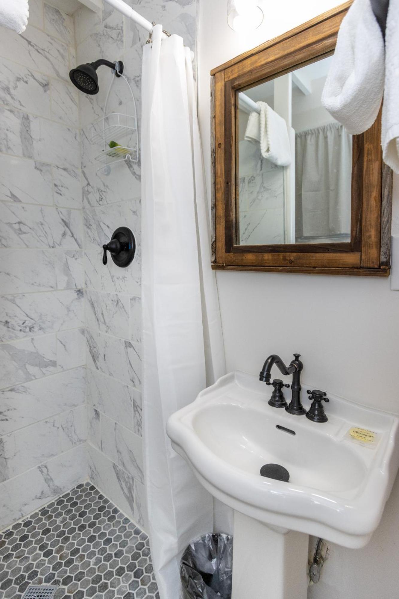 Sagebrush Inn ทูมสโตน ห้อง รูปภาพ A bathroom in the house