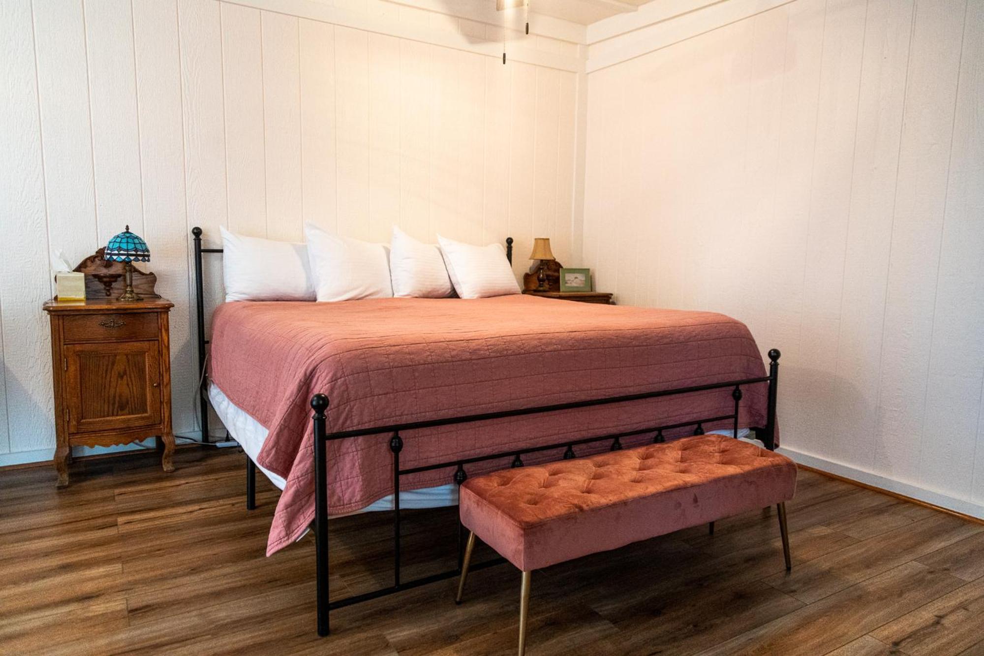 Sagebrush Inn ทูมสโตน ห้อง รูปภาพ A bedroom with a bed and a bench