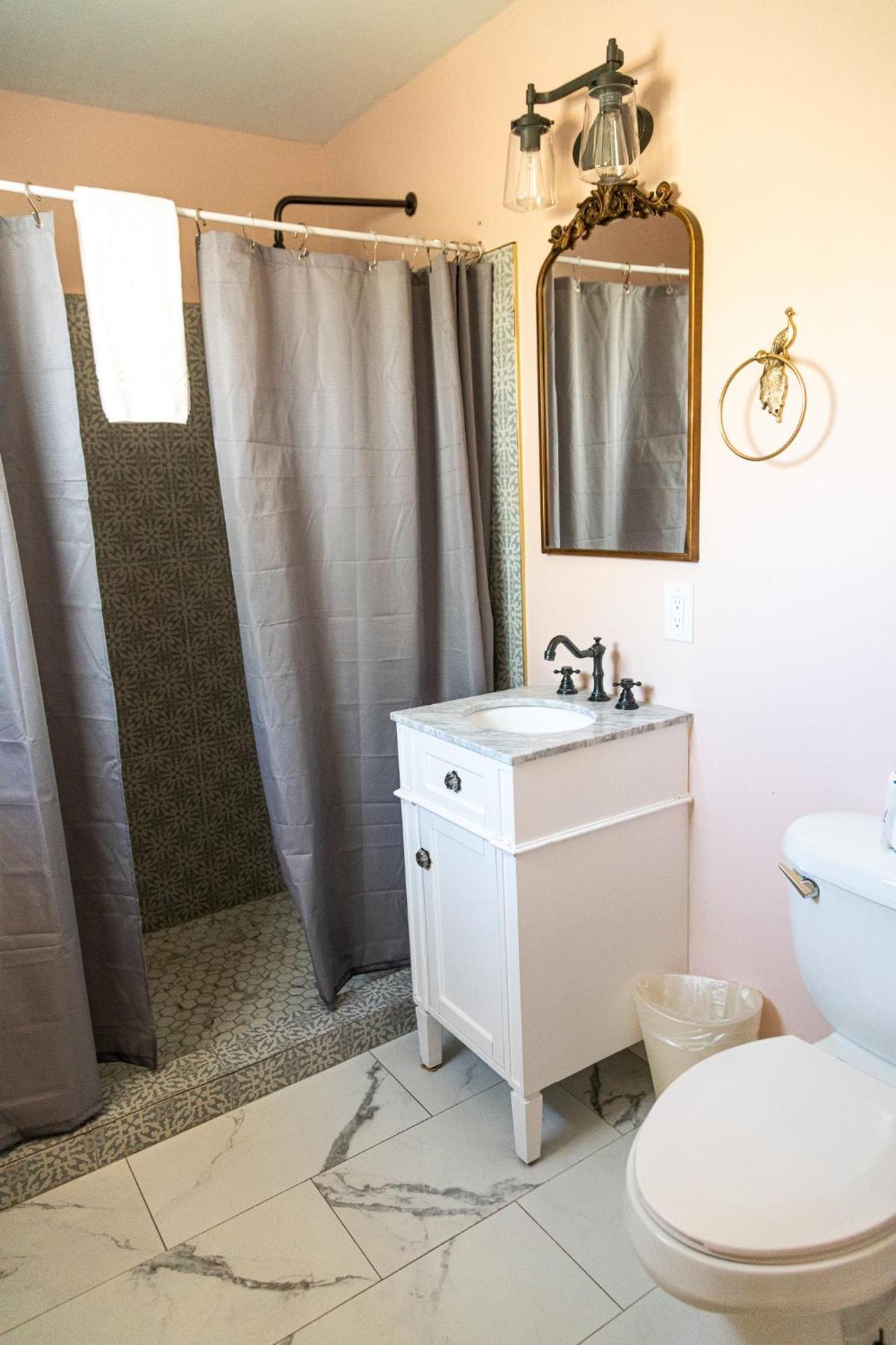 Sagebrush Inn ทูมสโตน ห้อง รูปภาพ Bathroom with shower curtain