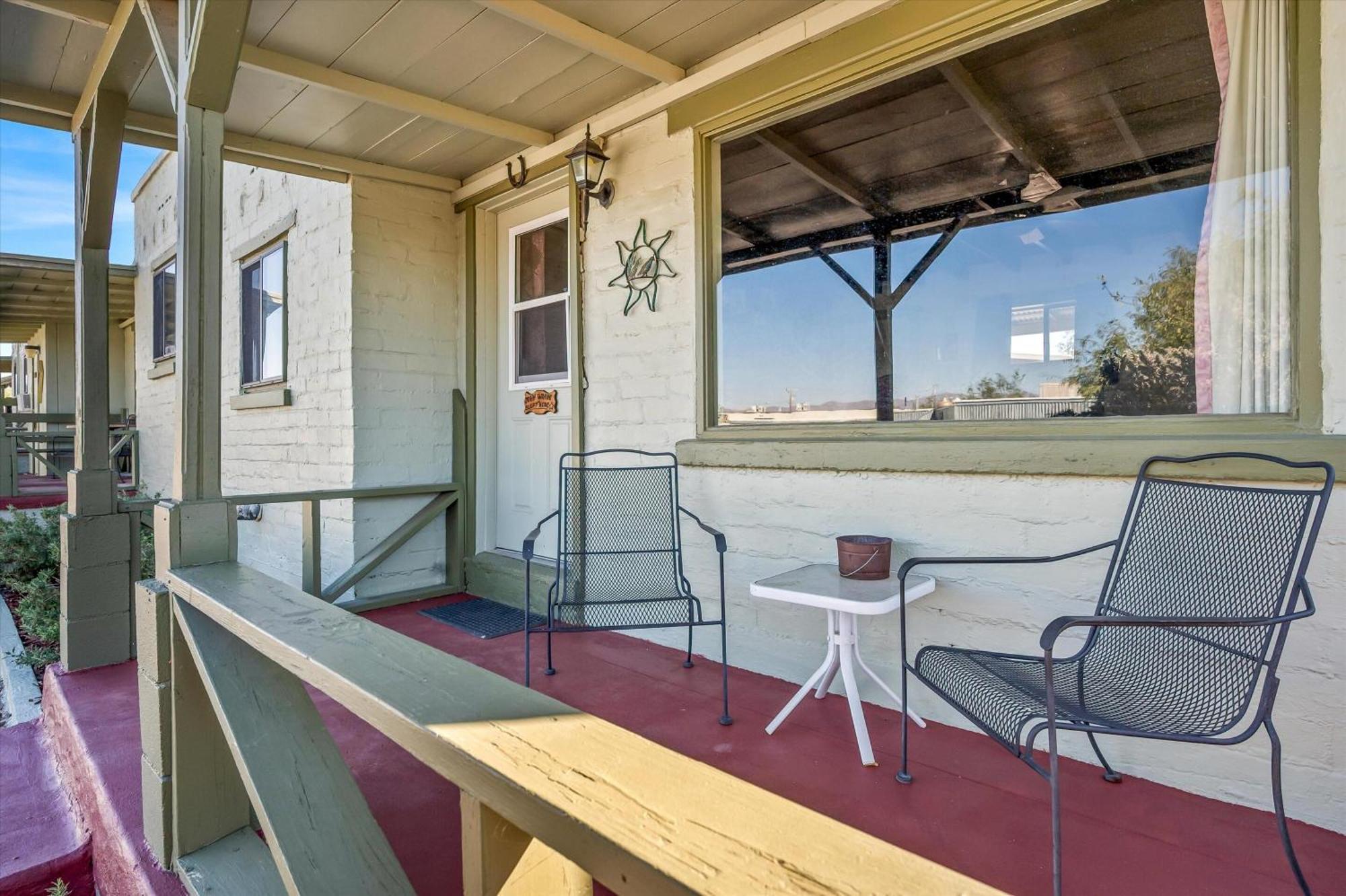 Sagebrush Inn ทูมสโตน ห้อง รูปภาพ The balcony of the house